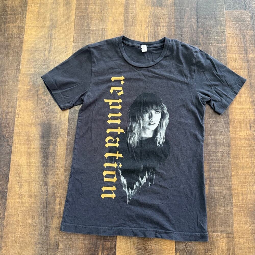 Taylor Swift Reputation Stadium Tour T Shirt Black Graphic Tee Size Small